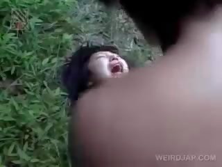 Frágil asiática aluna obtendo brutalmente fodido ao ar livre